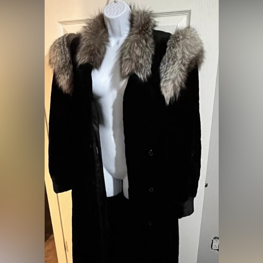 NWOT The fur is sheered muskrat woman’s coat. With detachable hood.